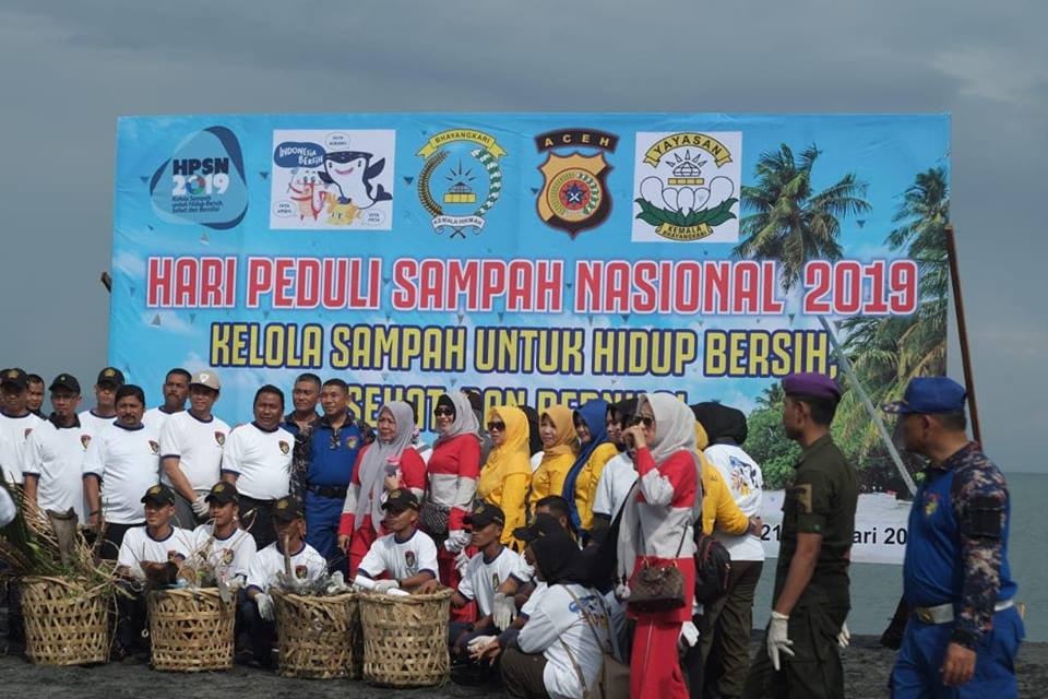 Peduli Lingkungan, Bea Cukai Banda Aceh Ikut Bersih-Bersih Pantai