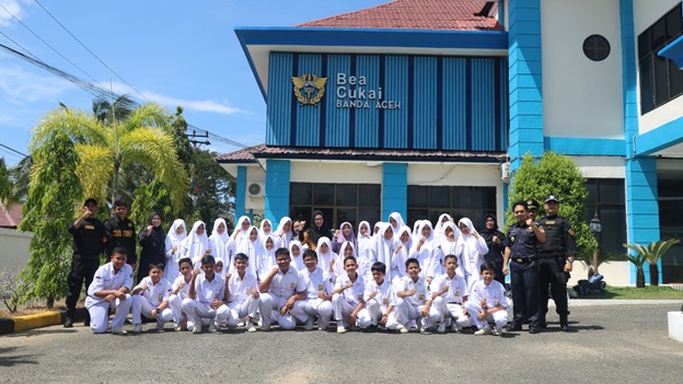 Kunjungan SMPN 1 Banda Aceh, Siswa Tanyakan Arti Bea Masuk